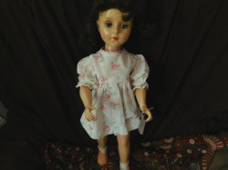 21" UNMARKED HARD PLASTIC SAUCY WALKER BRUNETTE DOLL, DRESSED